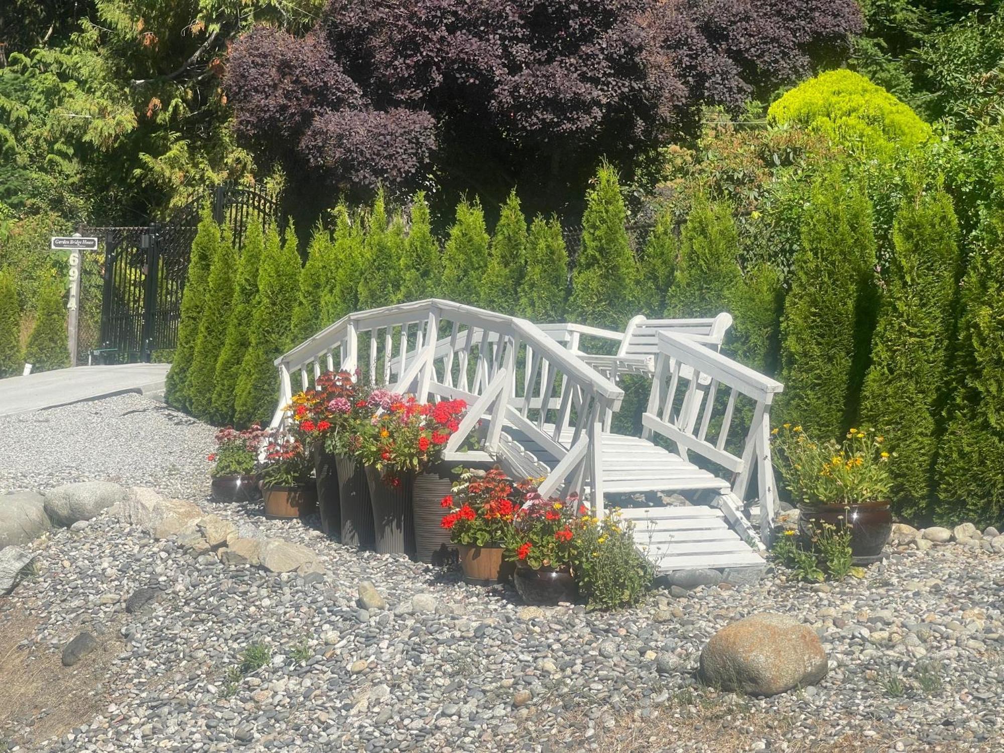 Garden Bridge House Villa Sechelt Exteriör bild